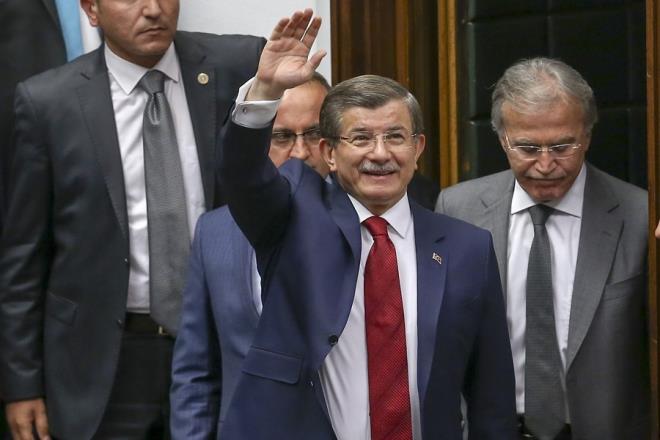 KONGRE YARII OLMAYACAK    lk adm, AK Parti&#8217;nin olaanst kongresini toplamasyla atlacak. Partinin daha nce, milletvekilleri, il bakanlar ve MKYK yeleri arasnda yaptrd &#8216;Kimi genel bakan grmek istersiniz?&#8217; anketi de bu kez yaplmayacak. Adayln aklayacak isim, Cumhurbakan Tayyip Erdoan&#8217;n onay verdii isim olacak