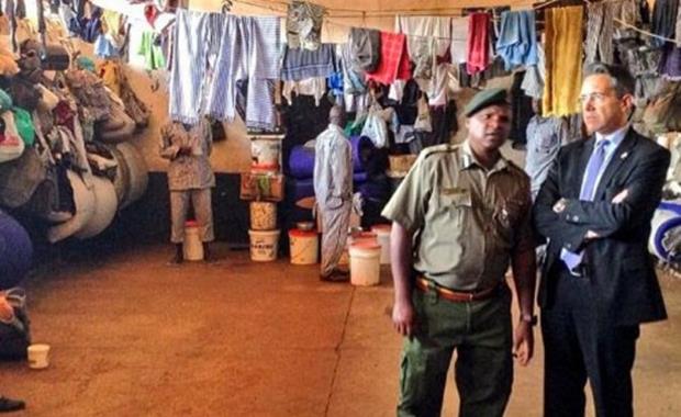 Kamiti Maximum Security Prison, Nairobi, Kenya  <br>  Bu hapishane, o kadar kirli ki kolera gibi salgnlar ok yaygn. Yetersiz beslenme ve alk burada lm sebeplerinden, sk sk vuku bulan isyanlar gibi. Kapasitesi 800 olan bu hapishanede 3.000 mahkum cezalarn ekmekte.