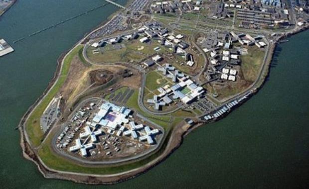 Rikers Island, New York, ABD  <br>  nl "Law & Order" dizisinin esinlendii Rikers Adas birok kez baklanma, lin, iddet olaylar ve zihinsel rahatszl olan mahkumlara kar tutumu nedeniyle gndeme geldi. 2007'de, 18 yanda bir mahkum burada dvlerek ldrld.