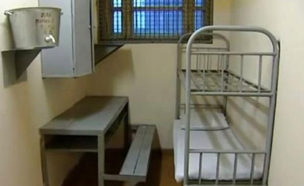 Butyrka Hapishanesi, Moskova, Rusya  <br>    Butyrka hapishanesi, 1600'lerden beri bnyesinde tutuklular barndryor. Listedeki btn hapishaneler, ar kalabalk ancak buras en kts. Btn hcreler normal kapasitenin 10 kat stnde insan arlyor ve bu nedenle pislik dolu bu yerde, AIDS ve Tberkloz gibi hastalklar kolaylkla yaylabiliyor.