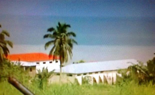 Black Beach Hapishanesi, Ekvator Ginesi, Afrika  <br>  Buras, tm hapishaneyi kaplayan fare istilas ile tannyor ve srekli yemek ktl mevcut. Gardiyanlarn linleri ve eitli hastalklardan kaynaklanan lmler burada her yl onlarca can alyor.