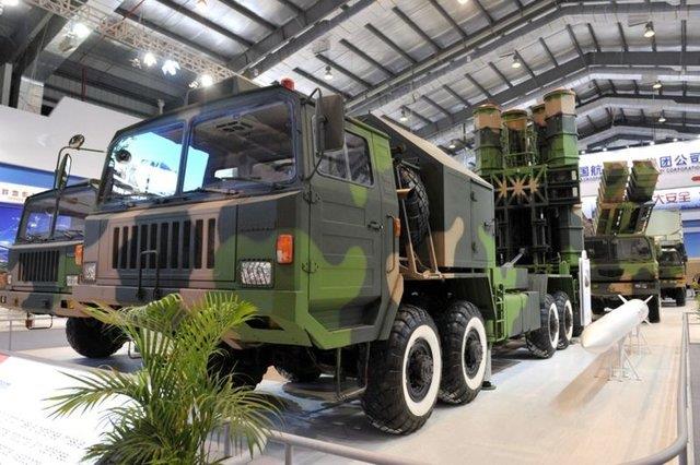 inli mhendislerin yapt bu fzenin menzili yaklak 100 km. 8 tane fze rampasna sahip olan bir kamyonla tanabilen yeni FD-2000 sistemi, tek seferde 32 tane fze ateleyebiliyor.