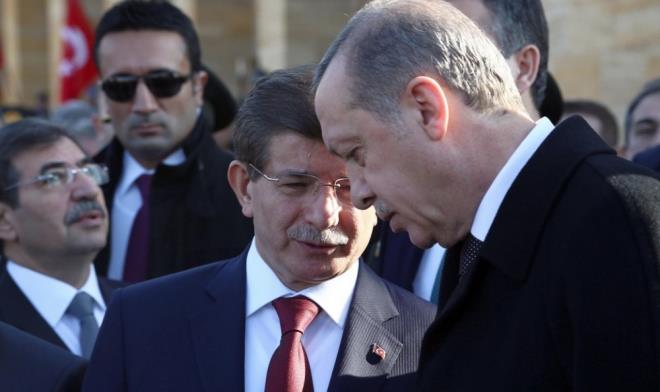 HKMET KANADI FRENE BASMAK ZORUNDA KALMI    <br>Sonuta Ankara'da bir ucu Saray'a uzanan bir dizi mekanizmann ilemesi sonucu, hkmet kanad Hazine'nin zerinde alt, hatta gerekli grd 'garantileri yzde 20 drme' fikrinde frene basm.