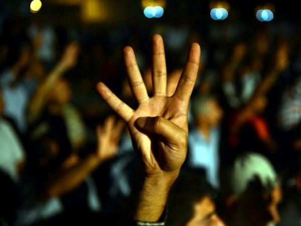 Msr'daki darbe kartlarnn sembol '4' yani Rabia iareti Trkiye'de hzla yaylyor. Aralarnda sanat, futbolcu, ke yazar, milletvekili ve bakanlarn da olduu isimler Msr'a destek verdi.