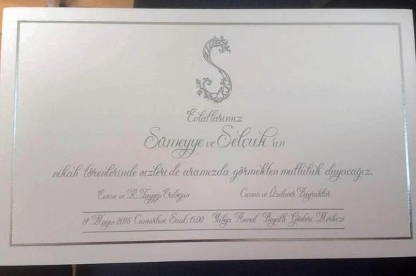 Cumhurbakan Recep Tayyip Erdoan&#8217;n kz Smeyye Erdoan ile Seluk Bayraktar'n hafta sonunda yaplacak nikahnn davetiyeleri, davetlilere gnderilmeye baland.