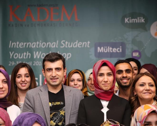 Cumhurbakan Erdoan'n kz Smeyye Erdoan ile i adam zdemir Bayraktar'n olu Seluk Bayraktar'n nikahna 6 bin kii arld. Nikah ahitlerinden biri de Babakan Davutolu olacak.