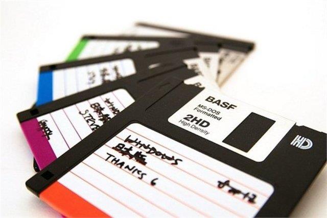 Bulut biliim deil disketle depolama<br>    1994'te ne bulut biliim ne de internet zerindeki sunuculara depolama vard. Bilgisayarlardaki her ey bu tarz disketlere kaydedilirdi.