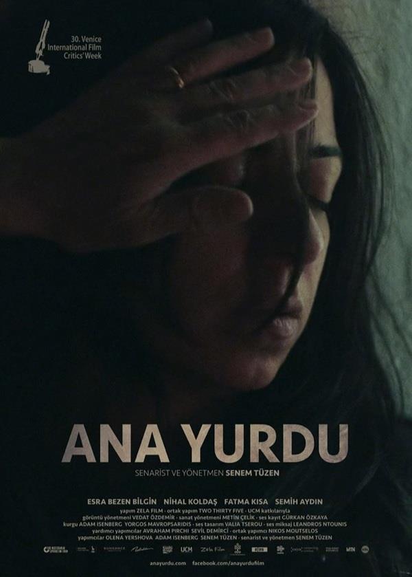 <p><b>- &quot;Ana Yurdu&quot;</b></p>  <p>Senem Tzen'in ilk uzun metrajl filminin barollerinde Esra Bezen ve Bilgin     Nihal Kolda bulunuyor.</p>  <p>kinci kez vizyona girecek olan ve daha nce vizyonda kald 2 hafta boyunca     sadece 180 kii tarafndan izlenen dram trndeki filmin konusu yle:</p>  <p>&quot;Sancl bir boanma srecinin ardndan yeni yeni toparlanmaya balayan     Nesrin, ofisteki iinden ayrlr ve stanbul'daki evini terk edip artk hayatta     olmayan babaannesinden kalan Anadolu'daki bo ky evinin yolunu tutar. ocukluundan     beri yazar olmann hayallerini kuran Nesrin, bu evde ilk romann tamamlamaya     karar verir ancak uzun zamandr grmedii ve anlaamad annesinin at kap     evde belirmesiyle planlar yarda kalr. Anne-kz birbirlerinin karanlk yanlaryla     yzlemeye balar.&quot;</p>