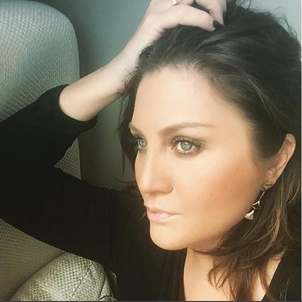 1.evlilii : Hakan Ural ile 28 Eyll 1988 tarihinde evlendi. 17 ubat 1999 Tarihinde boand. Engincan (d. 27 Ocak 1992) ve Melisa (d. 22 Austos 1994) adndan iki ocuk dnyaya getirdi.