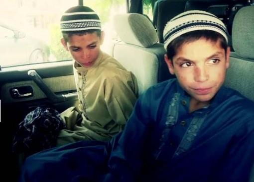 Abdul ve Shoaib&#8217;in durumlar gizemini korusa da iki ocuk salkl bir gelecee dair hayaller kurmaya devam ediyor ve iyileecekleri gn bekliyorlar.