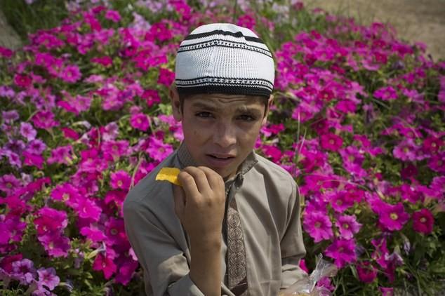 Doktor Javed Akram &#8220;Doktorlarmz bu ocuklarn neden gn iinde aktif olabildiklerini ama gne gidince gzlerini aamaz, konuamaz ve yemek yiyemez hale geldiklerini anlamak iin tahliller yapyor.&#8221; diyor.