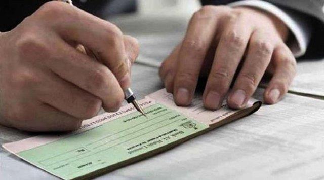 Araplarda eskiden kervan soygunlar ok olunca uzak yerlerdeki mallarn insanlar kk yazl katlarla satmaya balad. Dokuzuncu yzylda Mslman bir tccar in'de elindeki &#8220;sak&#8221;lar bozdurabiliyordu.