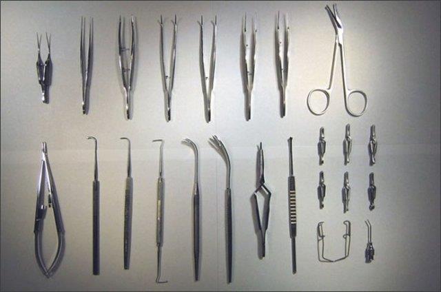 Neter, kemik testereleri, gz ameliyat makaslarnn da aralarnda bulunduu 200 cerrahi alet modern tpta da kullanlr.