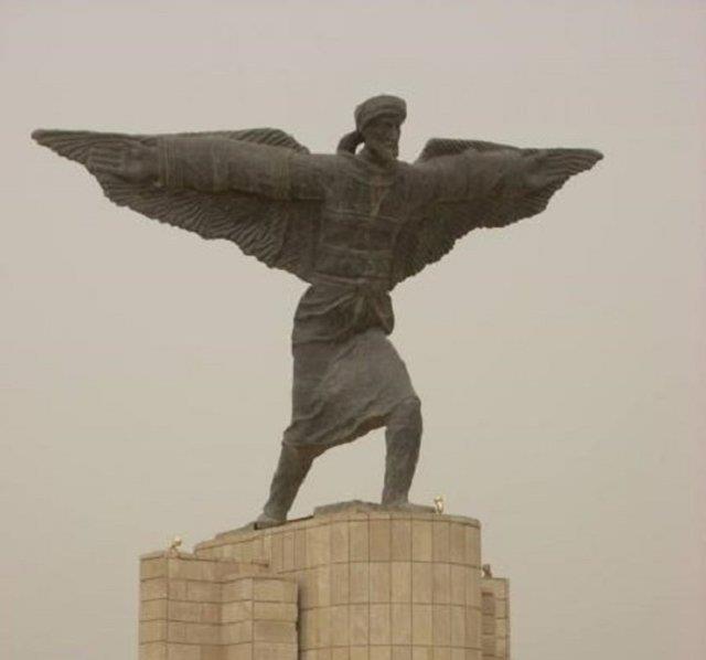 Umay umuyordu, tabii uamad. Ama tahta kanatlarn yaratt parat etkisi sayesinde hafif bir ekilde yere dt.