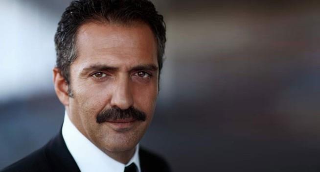 ERDOAN'I SEVMEK SU MU    "Erdoan'la olan yaknlm bazlarnn arna gitti. Erdoan' sevmek su mu? Ben kendisinin duruunu seviyorum. Erdoan, herkesin saldrd bir dnemde bize sahip kt" diyerek kendisine vefa borcu olduunu, lene kadar da Erdoan'n arkasnda olacan belirtti.