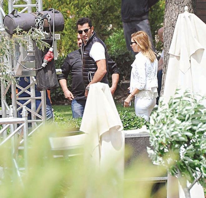 Sinem Kobal ve Kenan �mirzal�o�lu bug�n nik�h masas�na oturacak. �nl� �ift, haz�rl�klarla ilgilenmek i�in birka� g�n �ncesinden d���n�n yap�laca�� Ayval�k Cunda Adas�’na gitti. �nceki g�n t�renin yap�laca�� Ortun� Otel’de g�r�nt�lenen Kobal ve �mirzal�o�lu, haz�rl�klarla yak�ndan ilgilendi.