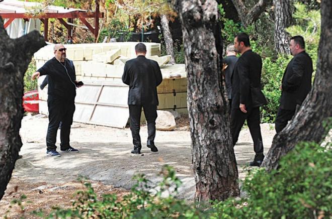 Davetlilerin oturaca�� masalara kadar t�m detaylar�yla inceleyen a��klara, ailelerinin yan� s�ra oyuncu arkada�lar� U�ur Y�cel ve ��kran Oval� da e�lik etti.