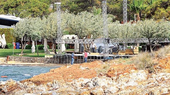 Davetlilerin oturaca�� masalara kadar t�m detaylar�yla inceleyen a��klara, ailelerinin yan� s�ra oyuncu arkada�lar� U�ur Y�cel ve ��kran Oval� da e�lik etti.