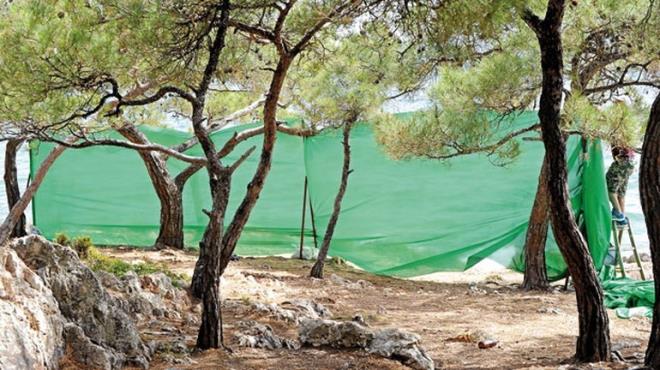 BRANDALI �NLEM  �ift, bas�n�n g�r�nt� almas�na engel olmak i�in otelin �evresini brandayla kapatt�rd�. 3 metrelik brandalar demir �st�ne �ekildi.