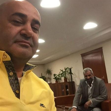 Ksa bir sre nce sinir krizi geirip hastaneye kaldrlan afak Sezer Instagram hesabndan paylat bu fotorafla 'iyiyim' mesaj verdi. Sezer paylat bu fotorafa, "Hayat silah arkadalar ile gzel: Asker arkadam Recai" notunu dt.