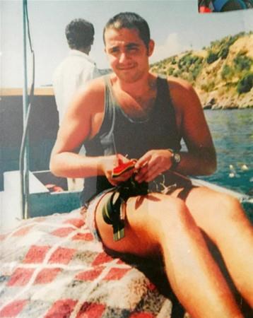 ATA DEMRER  nl komedyen Ata Demirer'in "1993 Assos #tbt sivrice dal Hey gidi hey" notuyla paylat fotorafna takipileri yorum ve beeni yadrd.