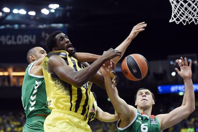 Basketbolda THY Avrupa Ligi Drtl Final ilk manda Fenerbahe, spanya'nn Laboral Kutxa takmyla Almanya'nn bakenti Berlin'deki Mercedes-Benz Arena'da karlat. Fenerbahe Baantrenr Zeljko Obradovic (fotorafta) ma srasnda oyuncularn uyard.