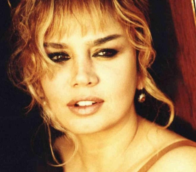 PANK ATAK: nl sanat uzun yllardr 'panik atak' hastal tedavisi gryor. Zaman zaman iini basan, ruhunu daraltan skntlardan kurtulamayan sanat, bu hastal yenemedi gitti.