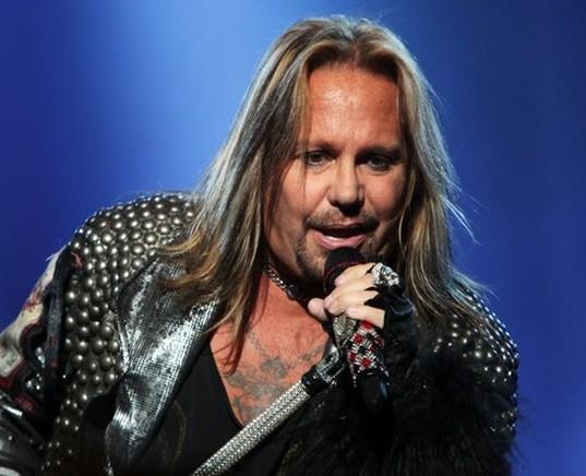 Hard rock'n efsane grubu Gun 'N' Roses'n solisti Axl Rose, bir dnem ani fke krizleri geirdii, fazla enerjik olduu ve hatta saatlerce uyumad iin doktora gittiinde kendisine bipolar tehisi konulduunu bir rportajnda syledi.