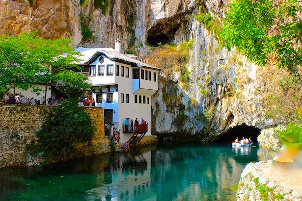 Bosna Hersek'teki Blagaj Kasabas�'nda bulunan, dervi�ler i�in in�a edilmi� Blagaj Tekkesi'nin i�inde bir �eyler i�erek Buna Nehri'nin berrak sular�n� izlemek m�mk�n.