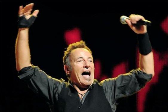 <p><b>Mzik zevki</b></p>  Birok yatrmc dnyaca nl gruplara kendilerine zel konser vermeleri iin ykl paralar dyor.