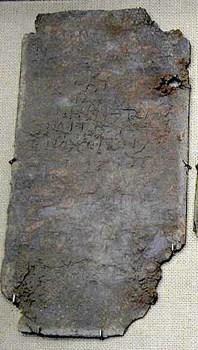 Lanet Tablet�isi  <br>    Lanet tabletleri �zerinde beddualar�n yaz�l� oldu�u ta�tan tabletlerdi. Lanet tablet�isi b�t�n g�n oturup m��terilerinin �ikayetlerini ve beddualar�n� dinler, sonra onlar� genelde tabletlere, tap�nak duvarlar�na ya da altarlara �iviyle kaz�rd�.