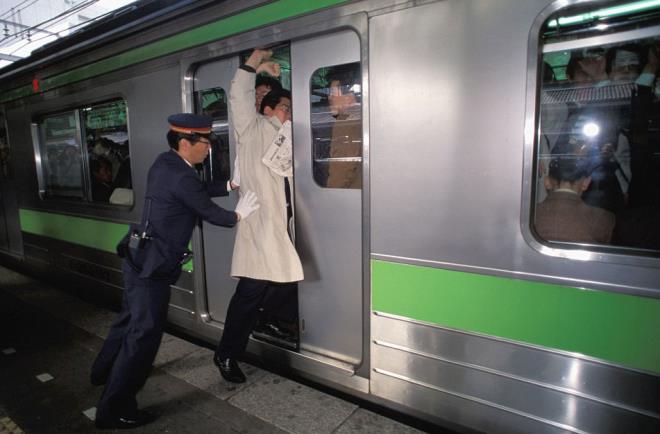 Hal b�yle olunca g�n�n en kalabal�k saatlerinde metroya binmek neredeyse imkans�z hale geliyor.