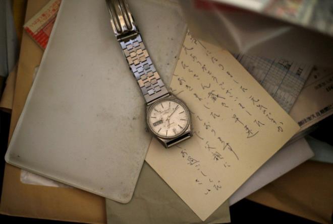 Ve o evin k��esinden buca��na her yan�n� temizleyerek, ya�anan trajediyi unutmaya yard�mc� oluyorlar...