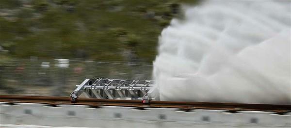 Sistemin, indirgenmi basn borularnn oluturulmasyla, hava kompresrleri ve asimetrik motorlar tarafndan srlen hava yastnn zerindeki basn kapslleri zerinde hareket ettirilmesi amalanyor.