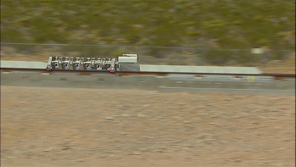 ABD&#8217;li milyarder iadam Elon Musk'un hava, deniz, kara ve demir yollarnn ardndan "beinci ulam biimi" olarak nitelendirdii &#8220;Hyperloop&#8221; projesinin testleri balad.