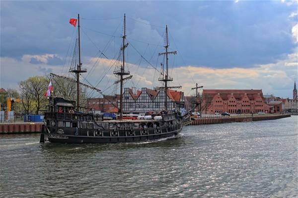 Fotorafta Gdansk'taki Motlawa nehrinde tarihi Pirat yelkenlisi.