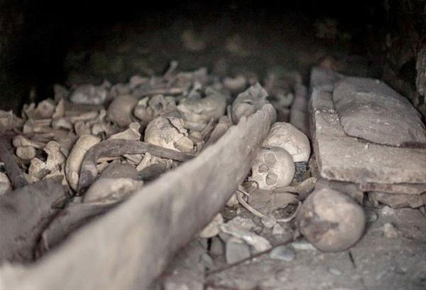 �l�m Evleri'nin bek�isi olan 60 ya��ndaki Badtiyate s�lalesinden Dzahot ise, kendi soyuna ait mezar� g�stererek "Bunlara Oset dilinde Zeppes denilir. 14.yy'da topra�a duyulan ihtiya� nedeniyle atalar�m, fazla yer tutmamas� sebebiyle kule �eklinde mezarlar yap�p, �l�lerini buraya g�mm��ler. Daha sonra ise, �iddetli hastal��a yakalananlar kendi soylar�na ait mezara giderek orada �lm��ler. 18.yy'a kadar da b�t�n �l�lerini buraya g�mm��ler".