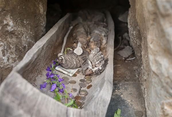 Bulgular ise ilgin�. Mesela yap�lan kaz�larda �l�lerin kay�k i�inde g�m�ld��� g�r�ld�.