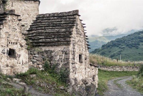 B�lgeye dar, virajl� ve puslu tepeleri a�t�ktan sonra varabiliyorsunuz.