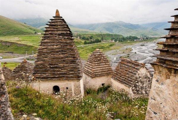 Ara�t�rmac�lara g�re de, yeralt� ve yer�st� mezarlar� yak�ndan incelenince XIV-XVIII y�zy�llara ait olduklar� ortaya ��kmaktad�r. Demek ki salg�n hastal�klar ��kt��� d�nemlerde bu yap�lar mevcuttu. Ancak mezarlar�n yap�l�� sebebi g�n�m�zde de tart��ma konusu olmay� s�rd�r�yor.