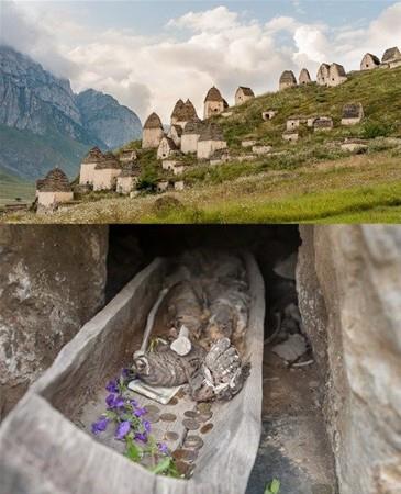 B�lgeyi ziyaret  eden ender ki�iler aras�nda bir ka� arkeolog bulunuyor.