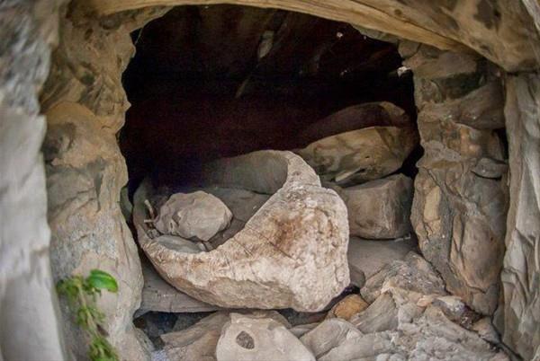 Hi�bir yerinde akarsu bulunmayan yere kay�klar�n nereden geldi�i gizemini korusada efsaneye g�re, ruhlar�n cennete gitmek i�in bir nehri ge�mek zorunda oldu�u inanc�na dayand��� tahmin ediliyor.