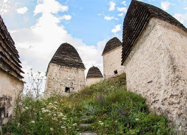 �ehir bir tepe �zerine kurulu beyaz evlerden olu�uyor. ��te �ehre �n�n� kazand�ran da bu evler.