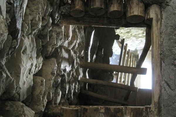 �l�m Kenti'nde yeralt� ve yer �st� olmak �zere toplam 95 tane mezar bulunuyor. Bunlar�n 30 tanesi zengin ailelere ait oldu�u s�ylenilen yer�st� mezar�, 65 tanesi ise yoksul ailelere ait olan yeralt� mezarlar�.