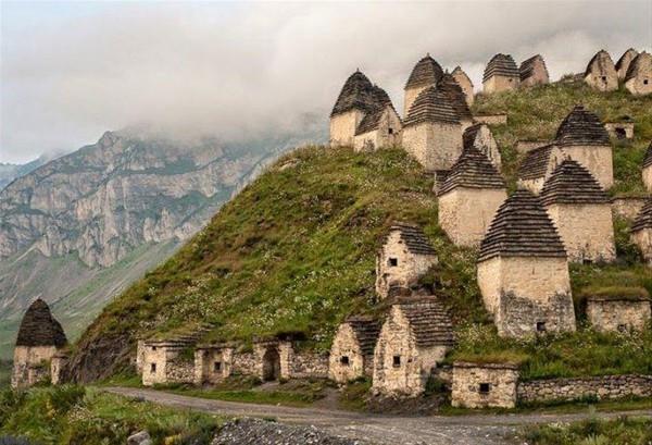 Rusya’daki “�l�m �ehri” Dargavs’a giden geri d�nemiyor ! Rusya’n�n Kuzey Osetya b�lgesinden ge�en 5 s�rada��n birine kurulu olan �ehir, hakk�ndaki �ehir efsaneleri ve hikayelerin yan�s�ra, ula��m zorlu�undan dolay� da pek pop�ler bir gezi mekan� de�il.