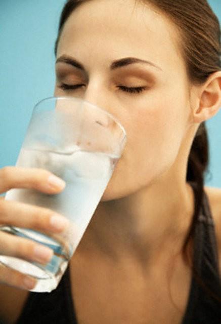 G�NDE 8 BARDAK SU ��MEL�S�N�Z<br>    V�cudumuz s�v� dengesini �ok iyi d�zenler.