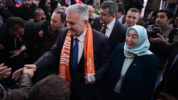 Baktm olacak gibi deil, sesim kt kadar barp tahtaya vurdum. Sesleri t diye kesildi.