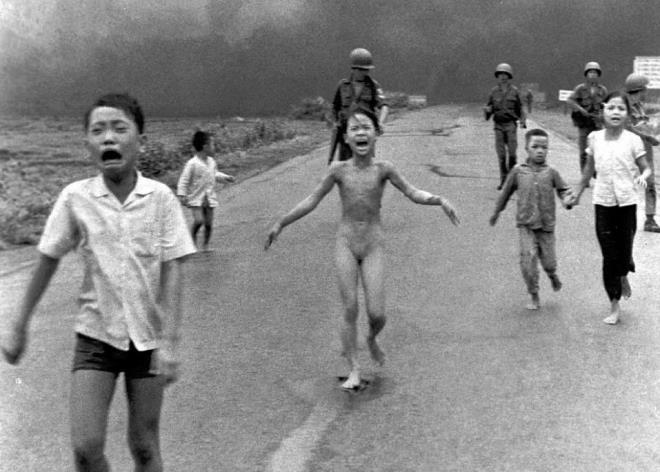 Amerikan Napalm bombas, Vietnam Sava srasnda My Lai Ky'ne isabet edince; kk Vietnaml bir kz rlplak korku iinde kouyor... Tarihe My Lai Katliam adyla geen bu fotoraf, Associated Press muhabiri Nick Ut'a Pulitzer dl, fotoraftaki kk kz Kim Phuc'a ise hret getirmiti. Fotoraftaki kzn ismi Kim Phuc.  Bu fotoraf dnyaya servis edildikten sonra ABD&#8217;nin Vietnam&#8217;da sivillere ynelik saldrlar ciddi protesto gsterilerini tetikledi. ABD 2 yl sonra Vietnam&#8217;dan ekildi,