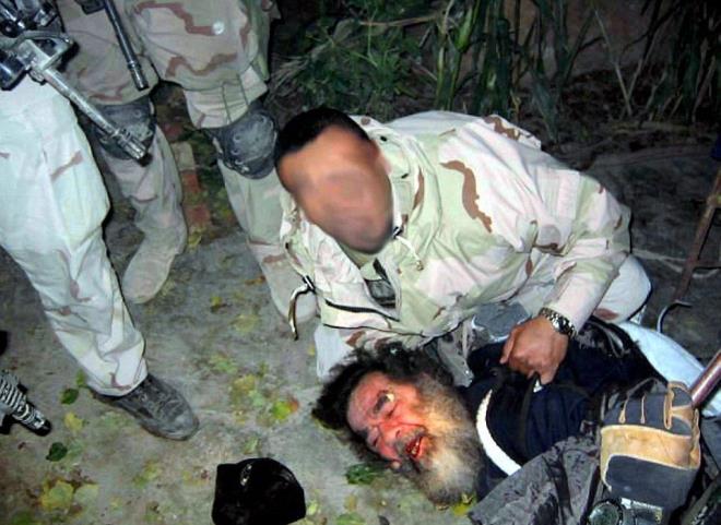 Irak'n devrik bakan Saddam Hseyin'in, harap bir ekilde sakland yerden yaka paa karld an gsteren fotoraf herkesin hafzasna kaznd.