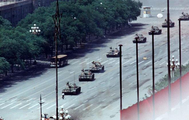 Bu fotoraf, 1989 ylnda Tiananmen Meydan&#8217;ndaki ayaklanma srasnda in tanklarna kar ayakta duran gen bir inliyi temsil ediyor. Fotorafta Jeff Widener&#8217;in imzas bulunuyor. stlerinin verdii talimata ramen, tank srcs gencin zerine tank srmeyi reddetmiti